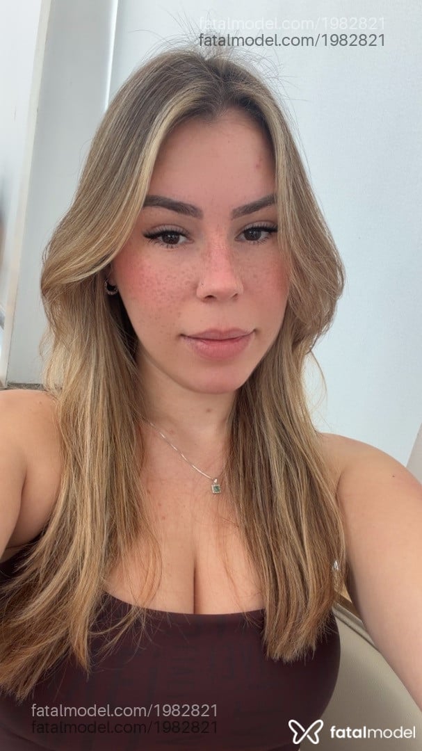 Acompanhante mulher loira (o) de olhos castanhos - Paola Stazaki