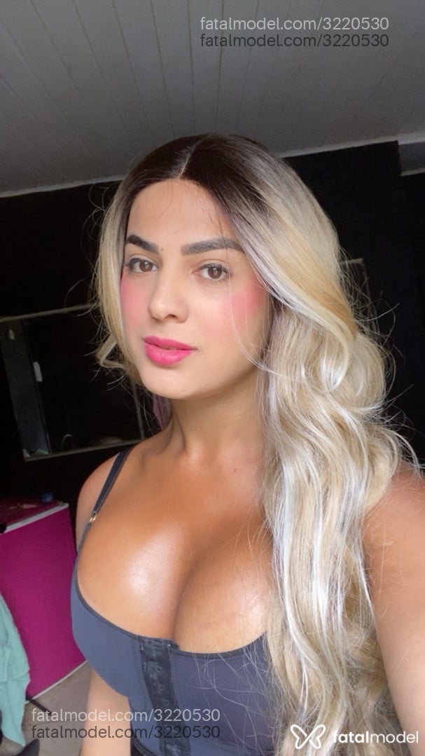 Acompanhante mulher trans loira (o) de olhos castanhos - Kauany Custódio