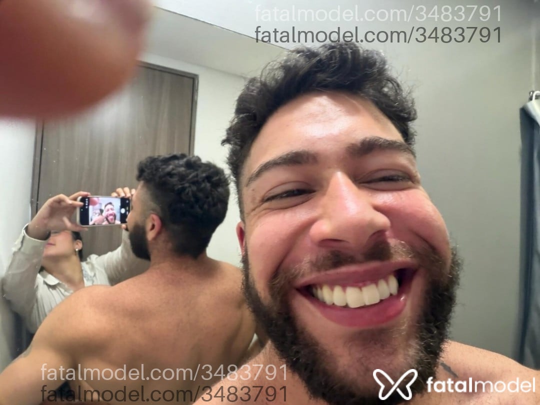 Acompanhante homem trans com cabelo castanho de olhos verdes - Lionel