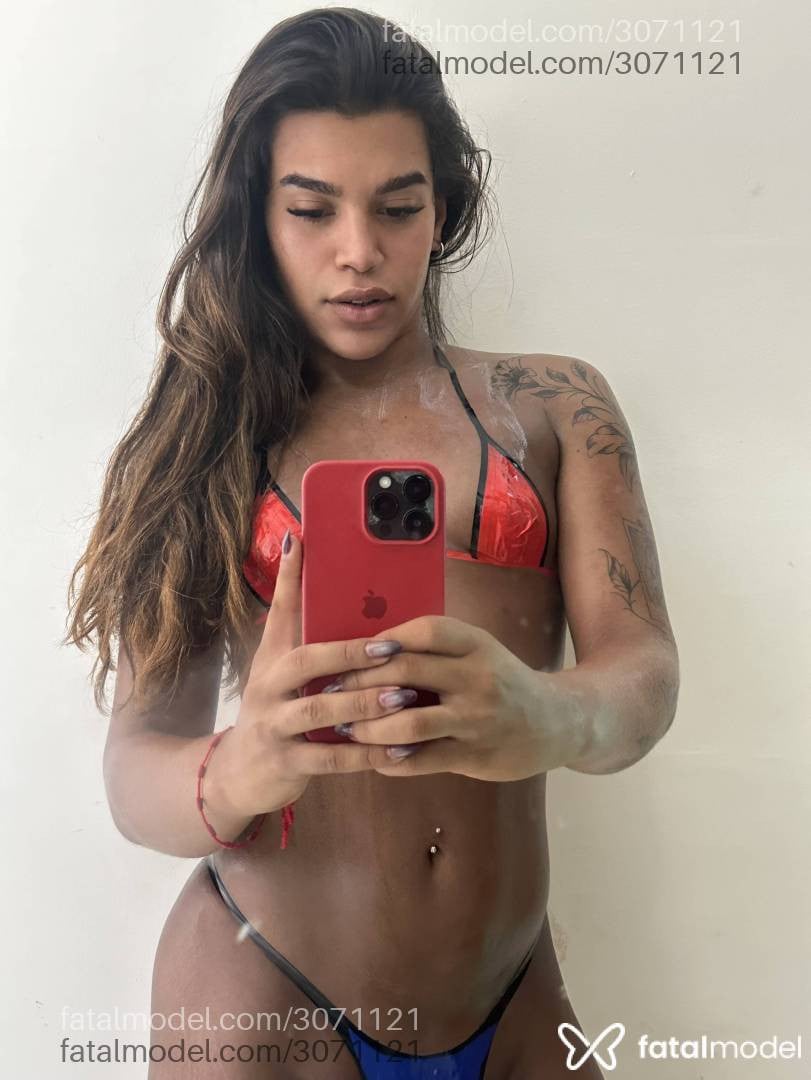 Acompanhante mulher trans morena (o) de olhos castanhos - Munira Leal