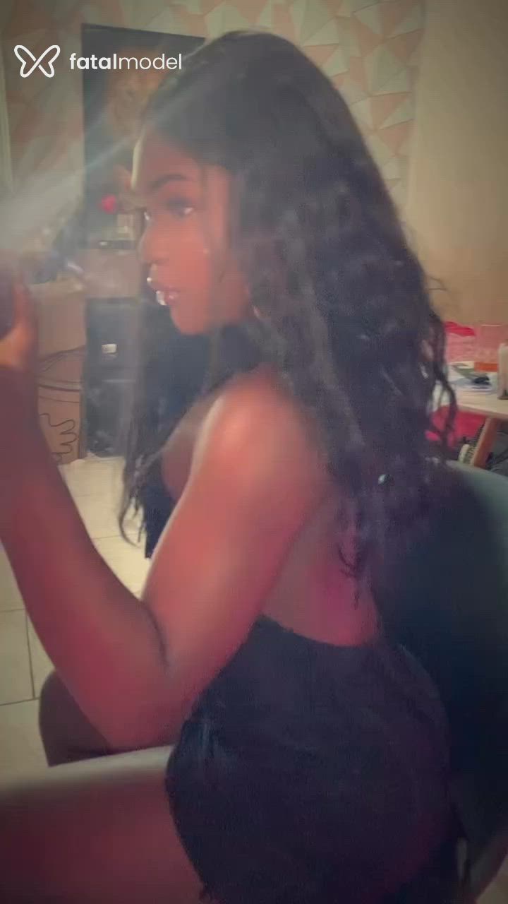 Acompanhante mulher trans morena (o) de olhos pretos - Preta Rara