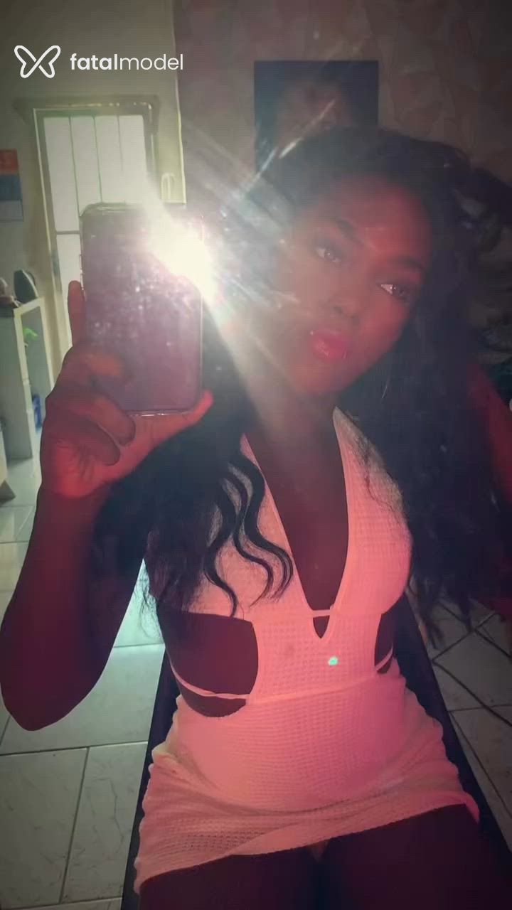 Acompanhante mulher trans morena (o) de olhos pretos - Preta Rara