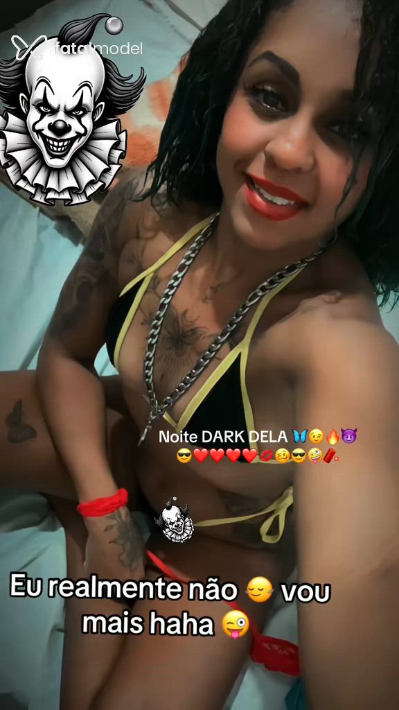 Acompanhante mulher com cabelo colorido de olhos azuis - Kelly Dark Romance