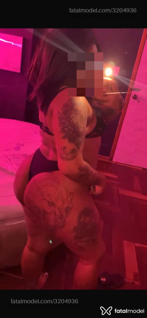 Acompanhante mulher com cabelo colorido de olhos castanhos - Pretona