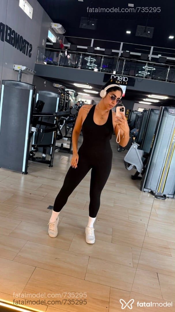 Acompanhante mulher morena (o) de olhos pretos - Mia Serrano