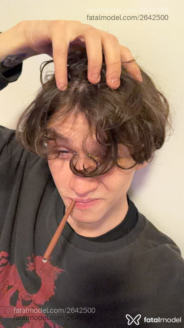 Acompanhante homem com cabelo castanho de olhos verdes - Zacc