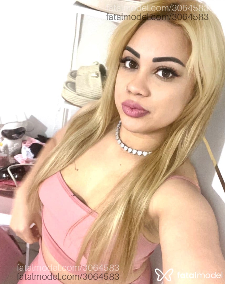Acompanhante mulher loira (o) de olhos castanhos - Carolina