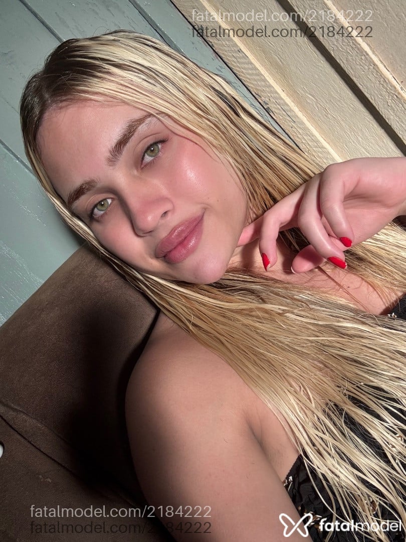Acompanhante mulher trans loira (o) de olhos verdes - Izabely