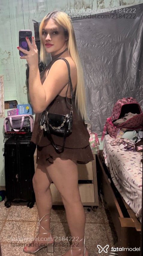 Acompanhante mulher trans loira (o) de olhos verdes - Izabely