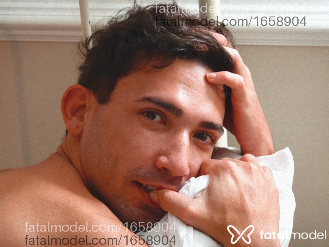 Acompanhante homem com cabelo castanho de olhos pretos - Caio Oliver