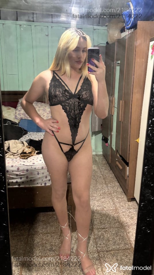 Acompanhante mulher trans loira (o) de olhos verdes - Izabely