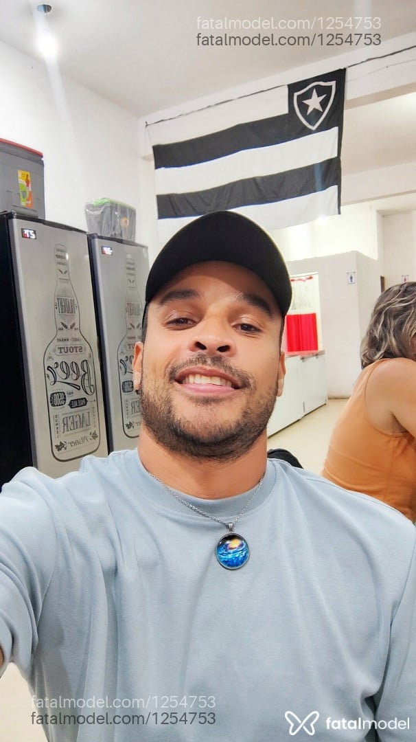 Acompanhante homem com cabelo castanho de olhos castanhos - Howts