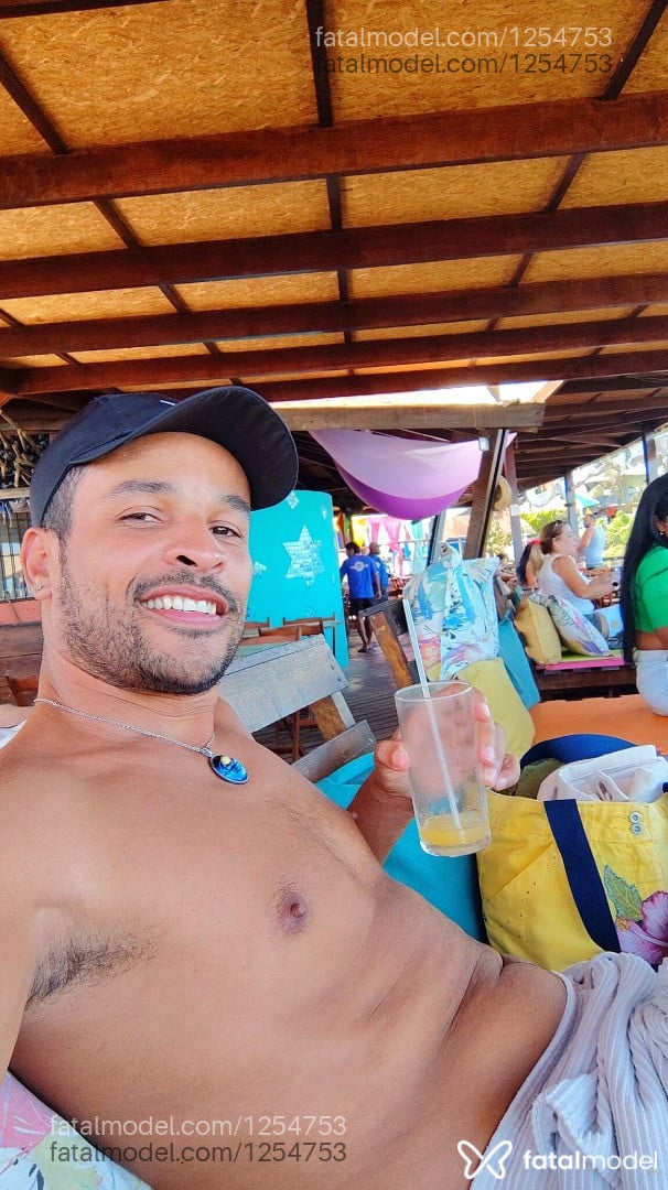 Acompanhante homem com cabelo castanho de olhos castanhos - Howts