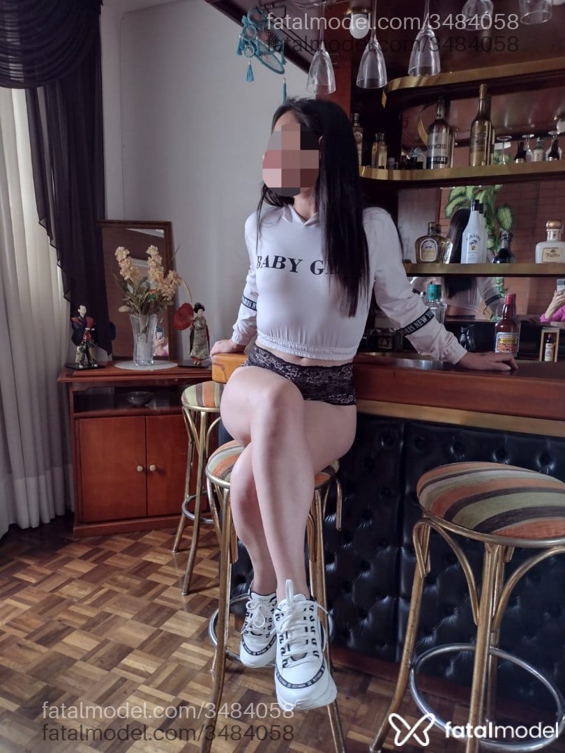 Acompanhante mulher com cabelo castanho de olhos castanhos - Elô Silvestrini