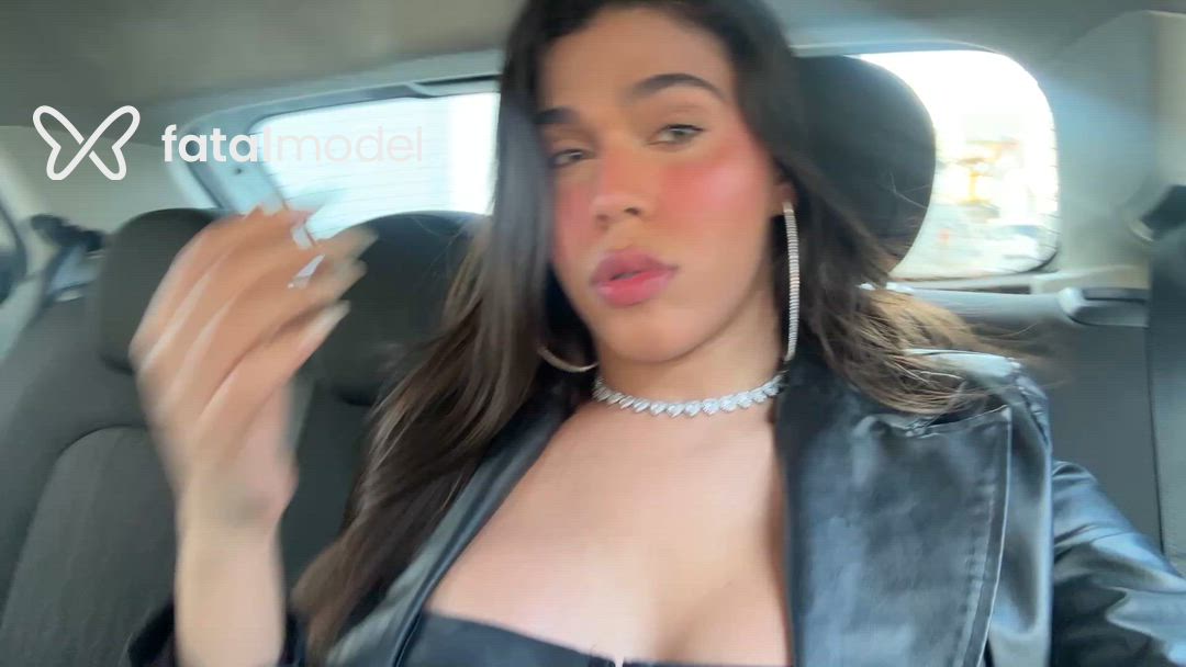 Acompanhante mulher trans com cabelo castanho de olhos mel - ísis
