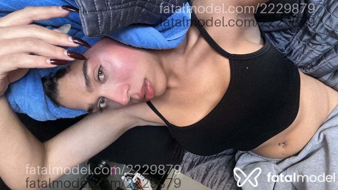 Acompanhante mulher trans com cabelo castanho de olhos mel - ísis
