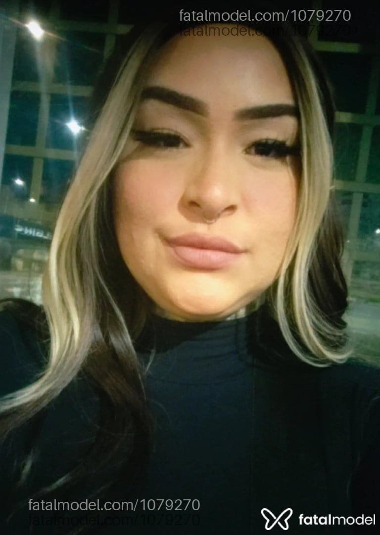 Acompanhante mulher com cabelo colorido de olhos pretos - Sabrina Strong