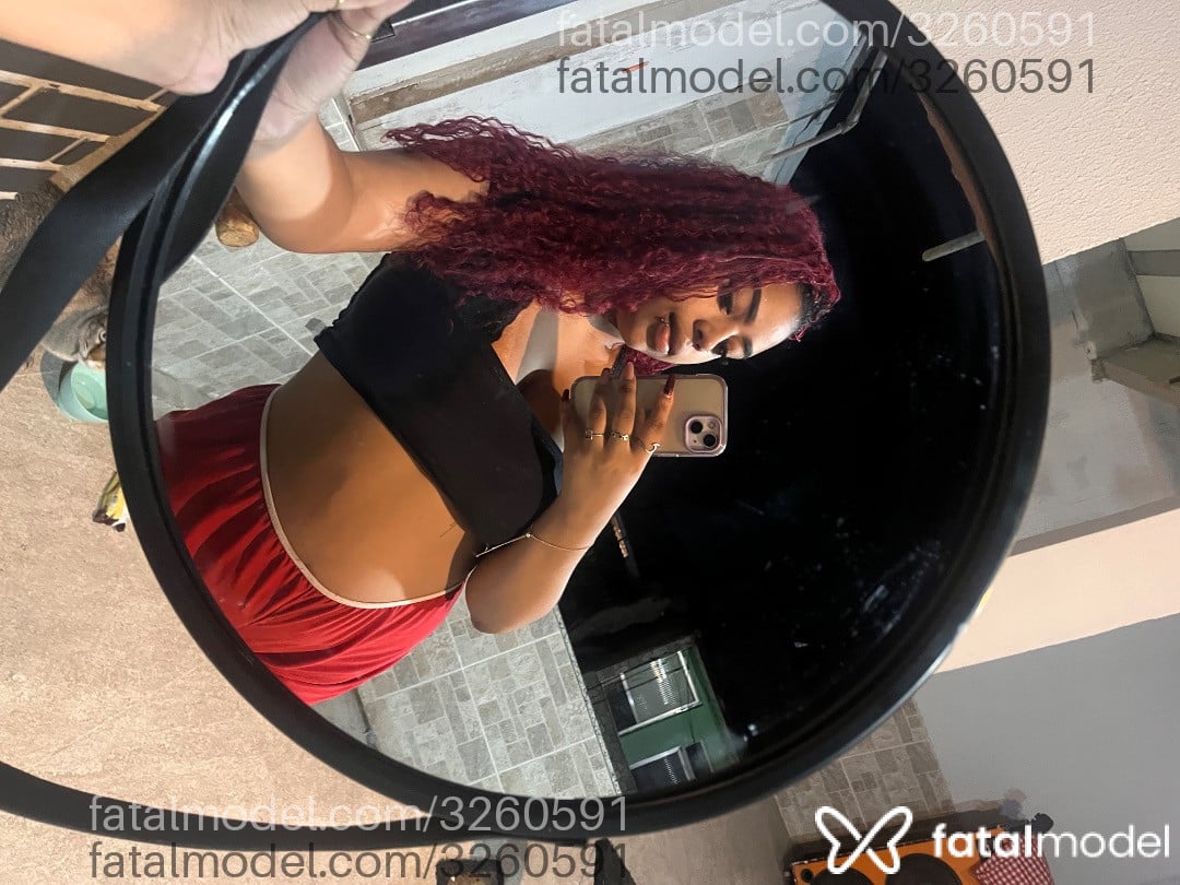 Acompanhante mulher ruiva (o) de olhos castanhos - Estella Nix