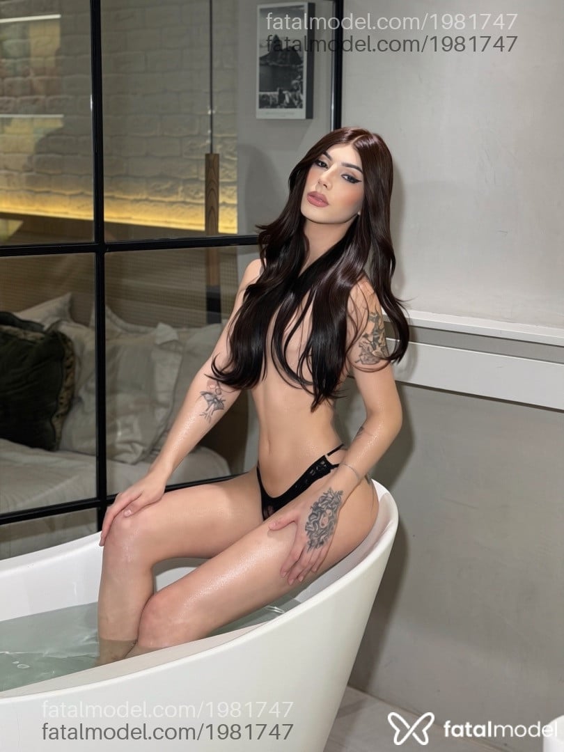 Acompanhante mulher trans com cabelo castanho de olhos castanhos - Helloysa Prado Acompanhante mulher trans com cabelo castanho de olhos castanhos - Helloysa Prado