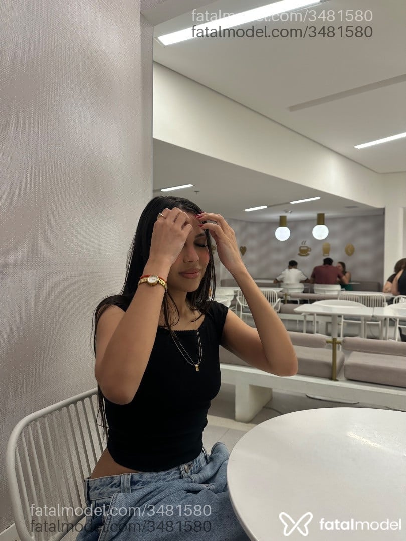 Acompanhante mulher morena (o) de olhos pretos - Lumaa