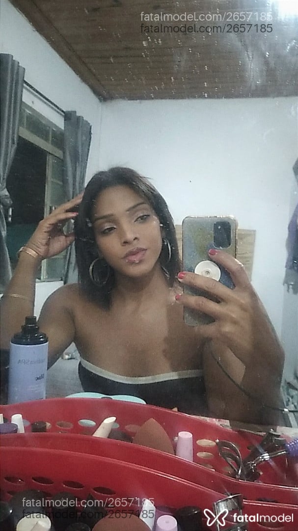 Acompanhante mulher trans com cabelo castanho de olhos castanhos - Jhenyy