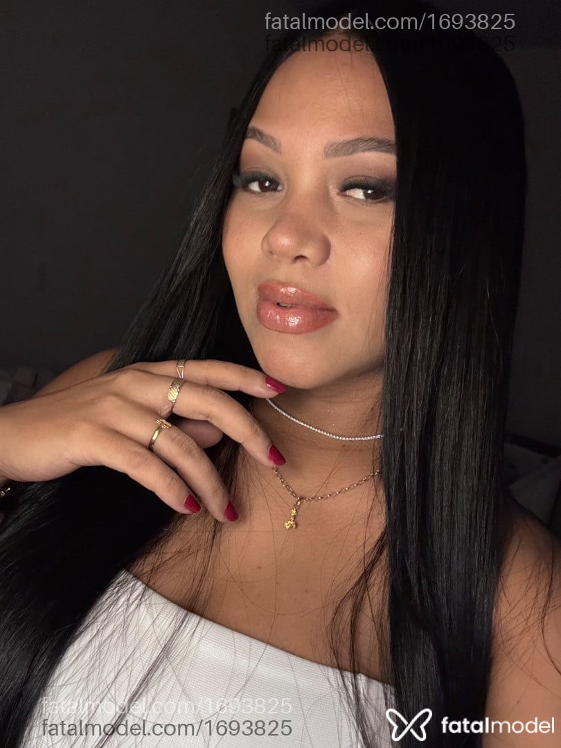 Acompanhante mulher morena (o) de olhos castanhos - ágata
