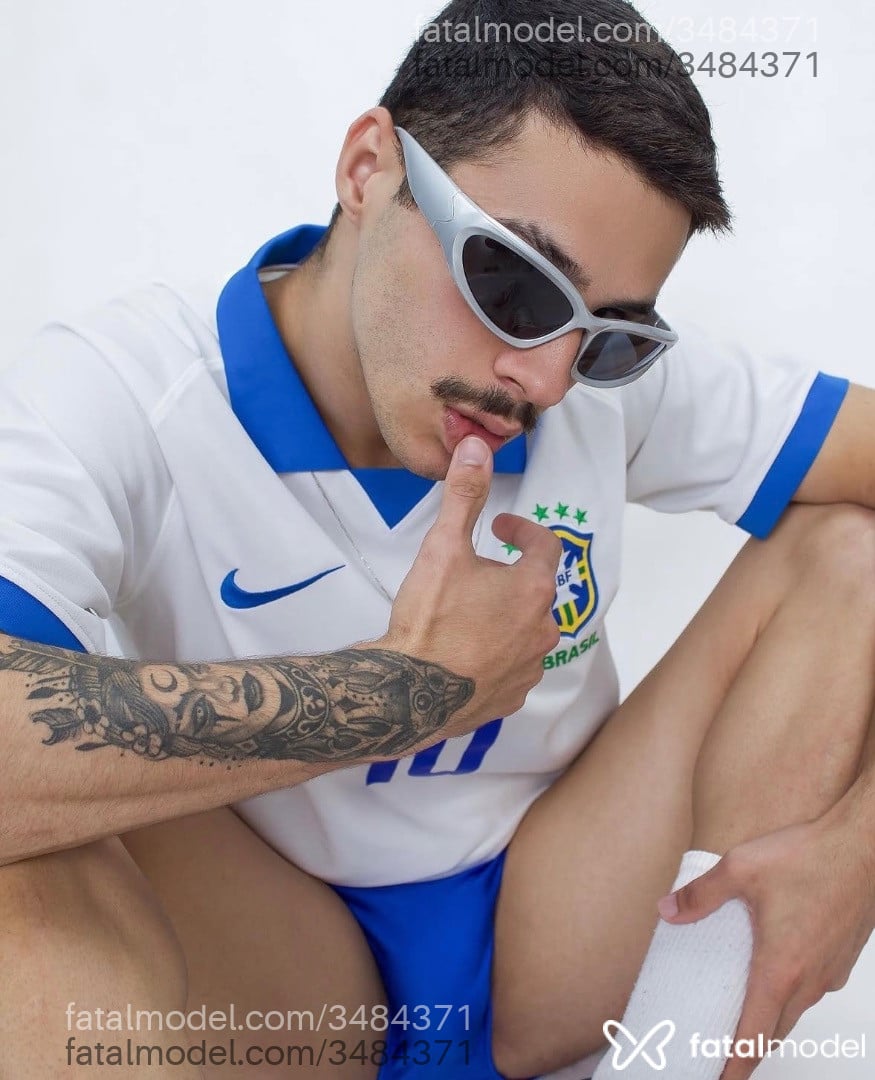 Acompanhante homem com cabelo castanho de olhos castanhos - Manezinho Acompanhante homem com cabelo castanho de olhos castanhos - Manezinho