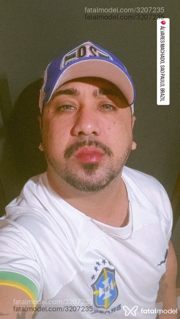 Acompanhante homem com cabelo castanho de olhos castanhos - Wellputo