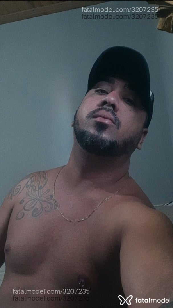 Acompanhante homem com cabelo castanho de olhos castanhos - Wellputo