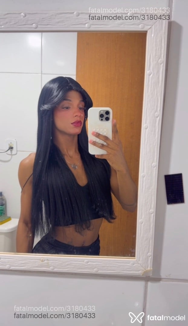 Acompanhante mulher trans com cabelo grisalho de olhos pretos - Victoria