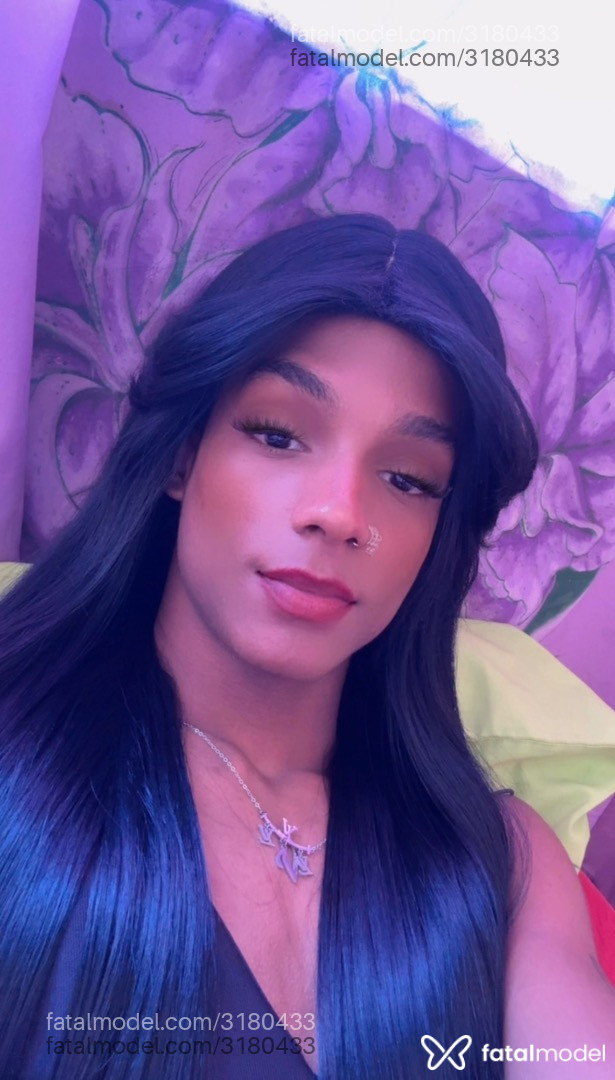 Acompanhante mulher trans com cabelo grisalho de olhos pretos - Victoria
