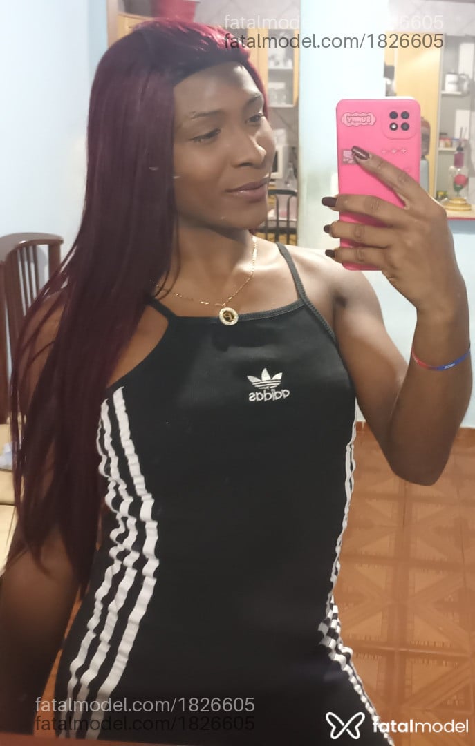 Acompanhante mulher trans ruiva (o) de olhos pretos - Polly