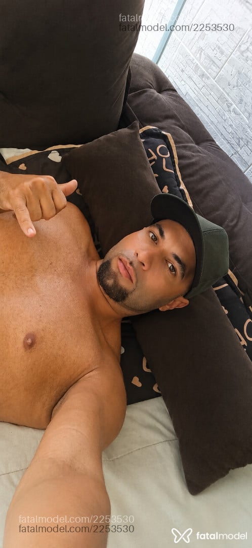 Acompanhante homem com cabelo castanho de olhos castanhos - JOÃO PEDRO