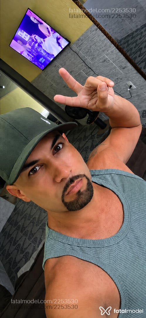 Acompanhante homem com cabelo castanho de olhos castanhos - JOÃO PEDRO