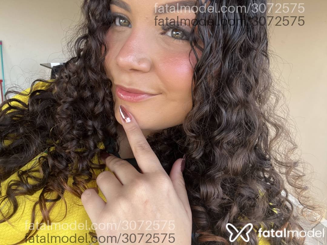 Acompanhante mulher com cabelo castanho de olhos verdes em Uberlândia - Clara Mendes