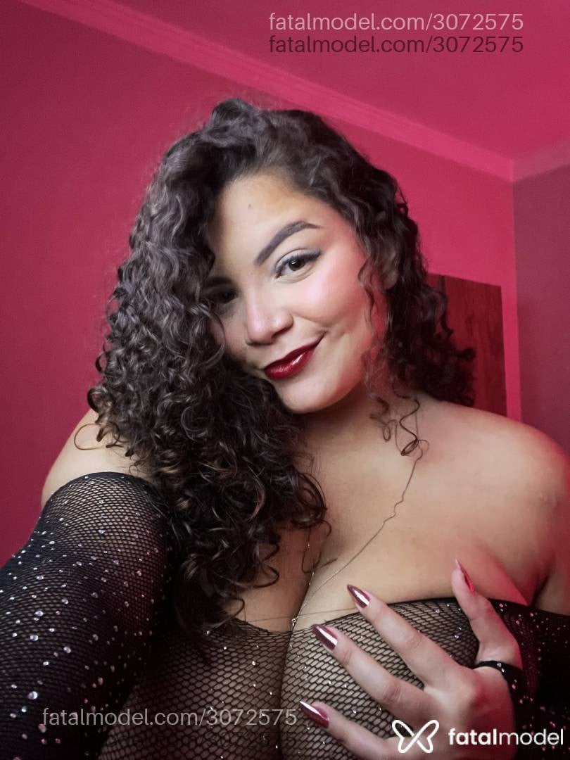 Acompanhante mulher com cabelo castanho de olhos verdes - Clara Mendes