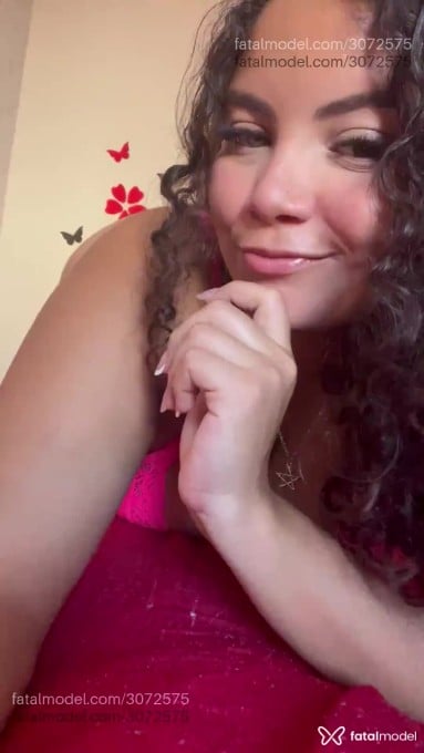 Acompanhante mulher com cabelo castanho de olhos verdes em Uberlândia - Clara Mendes