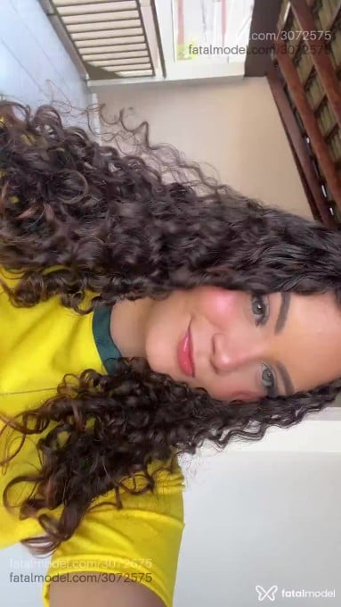 Acompanhante mulher com cabelo castanho de olhos verdes em Uberlândia - Clara Mendes
