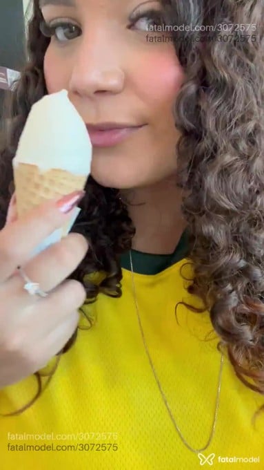 Acompanhante mulher com cabelo castanho de olhos verdes em Uberlândia - Clara Mendes