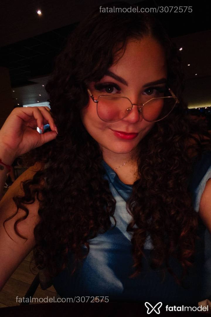 Acompanhante mulher com cabelo castanho de olhos verdes - Clara Mendes
