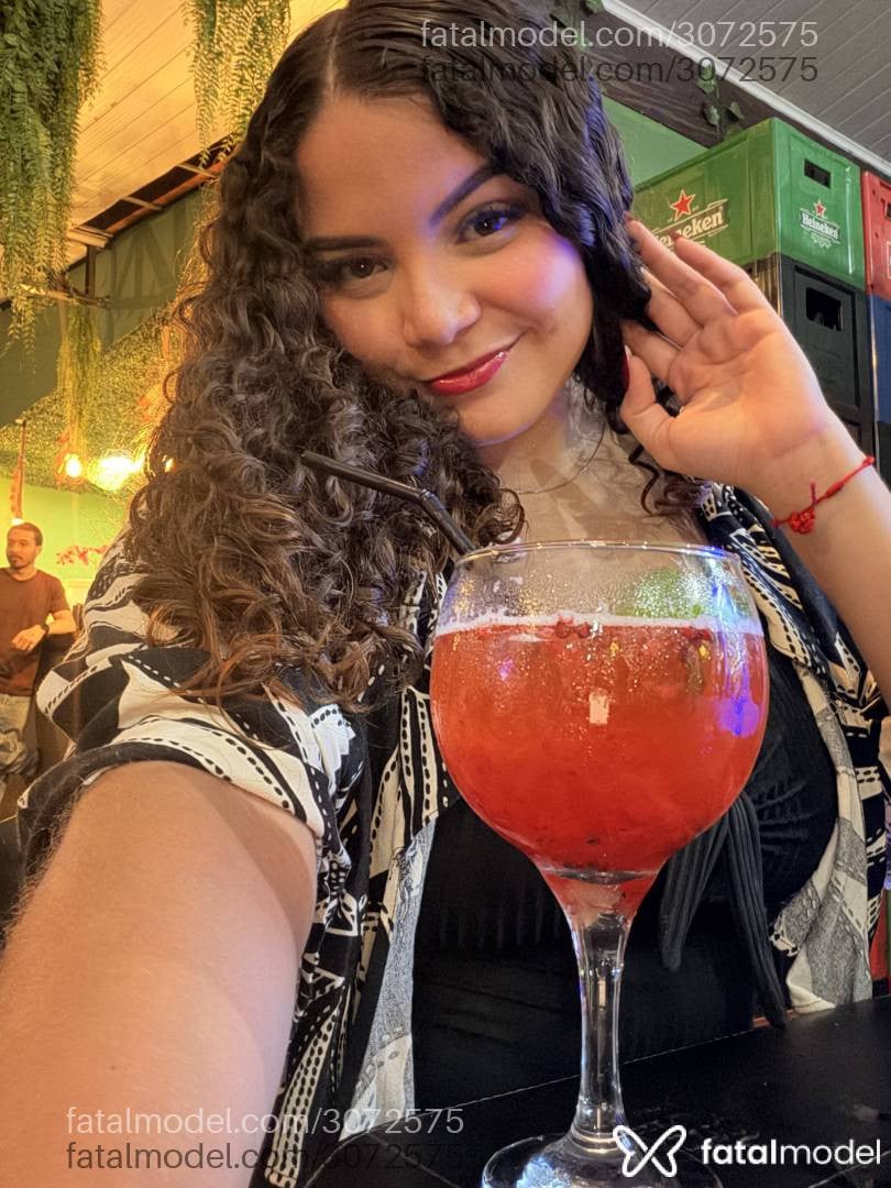 Acompanhante mulher com cabelo castanho de olhos verdes - Clara Mendes