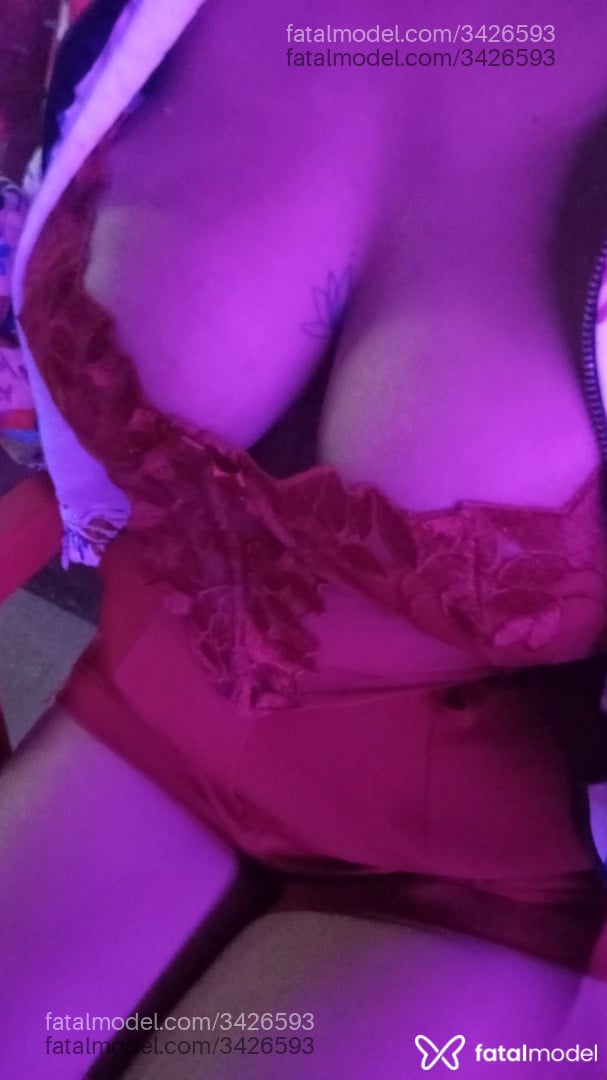 Acompanhante mulher com cabelo castanho de olhos verdes - Eliza