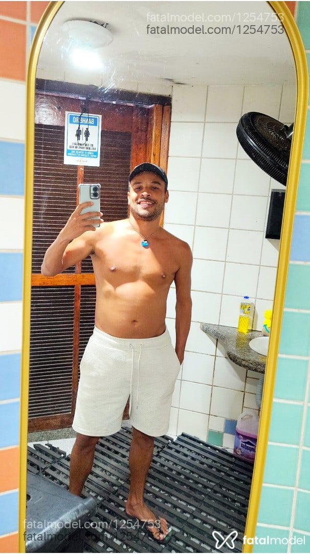 Acompanhante homem com cabelo castanho de olhos castanhos - Howts