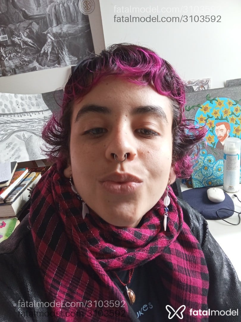 Acompanhante mulher com cabelo colorido de olhos verdes - Sophia