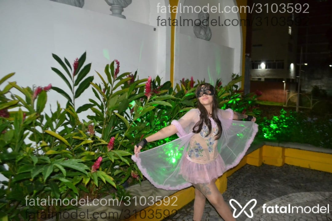 Acompanhante mulher com cabelo colorido de olhos verdes - Sophia
