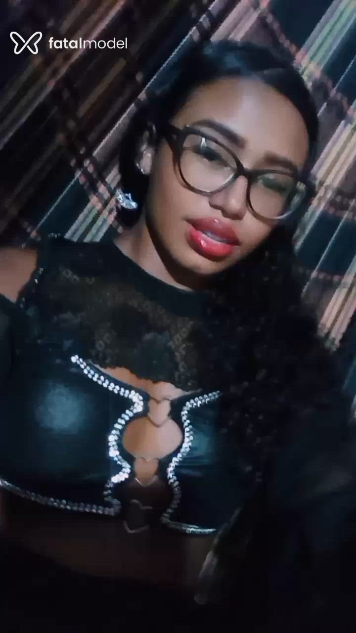 Acompanhante mulher com cabelo castanho de olhos castanhos - Morenah Acompanhante mulher com cabelo castanho de olhos castanhos - Morenah