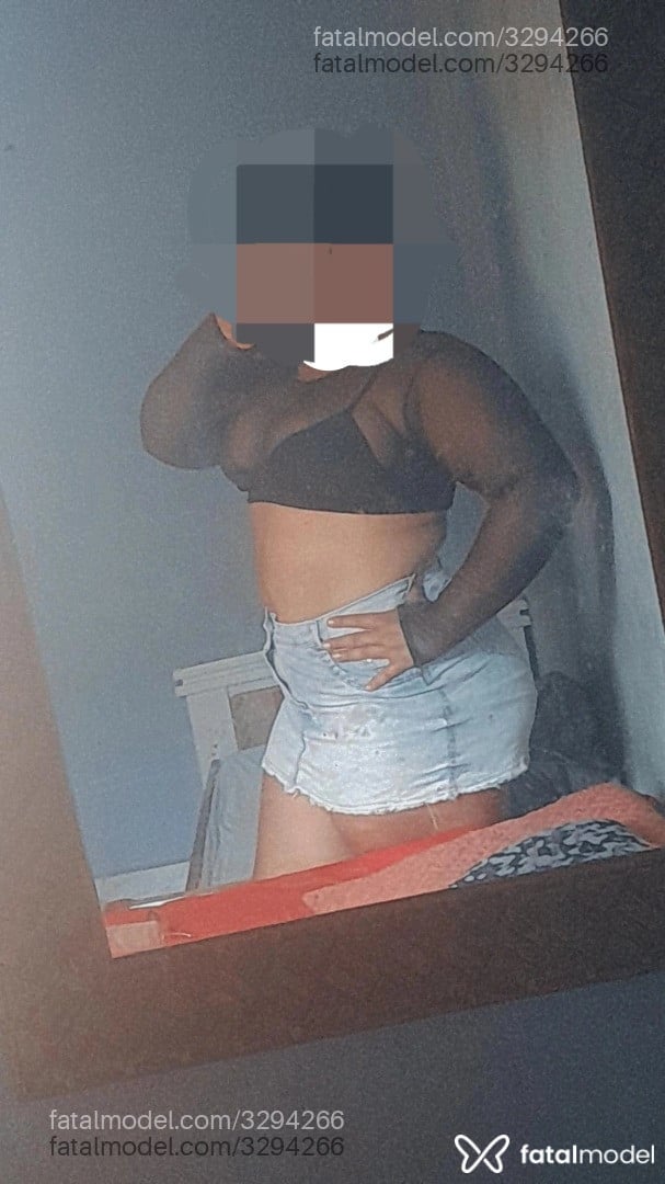 Acompanhante mulher morena (o) de olhos pretos - Morena