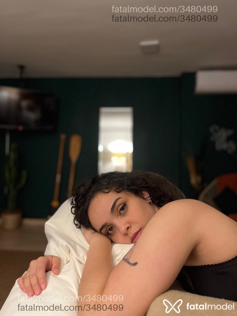 Acompanhante mulher com cabelo castanho de olhos castanhos - Lia Cruz