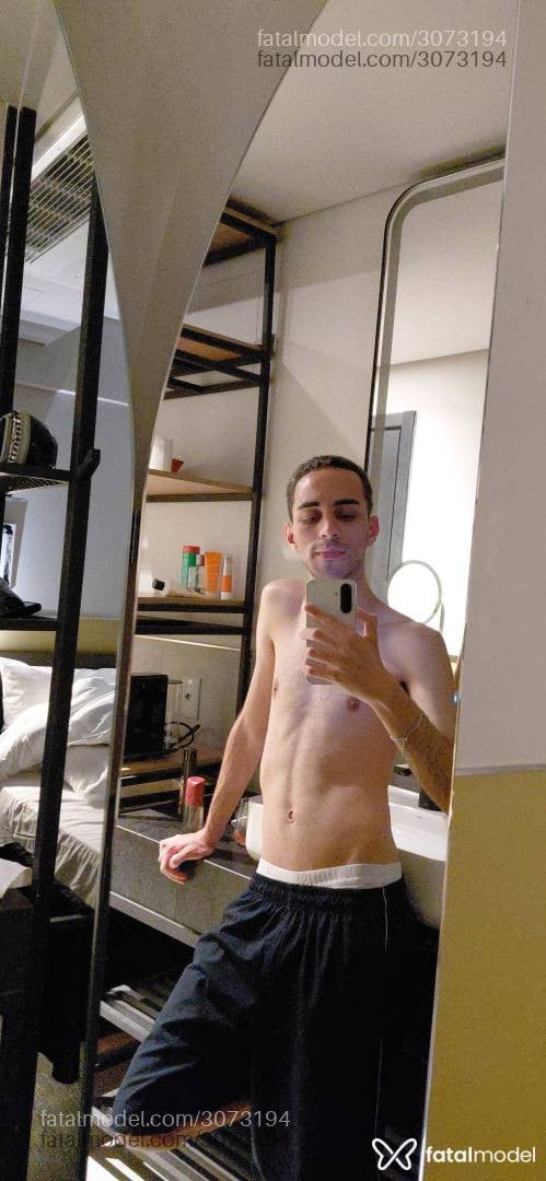 Acompanhante homem com cabelo grisalho de olhos castanhos - João