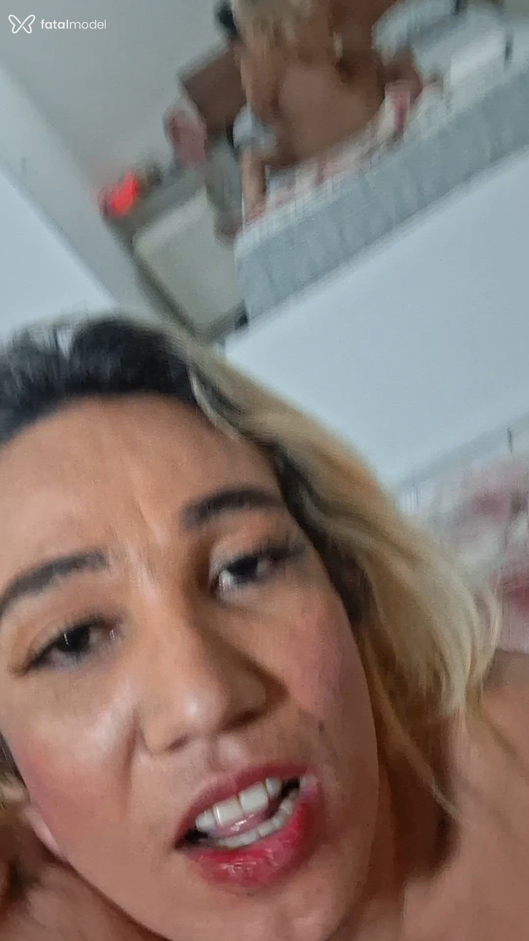 Acompanhante mulher trans loira (o) de olhos castanhos - Mirella Adotada